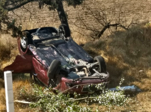 Sobrevive mujer a aparatosa volcadura 